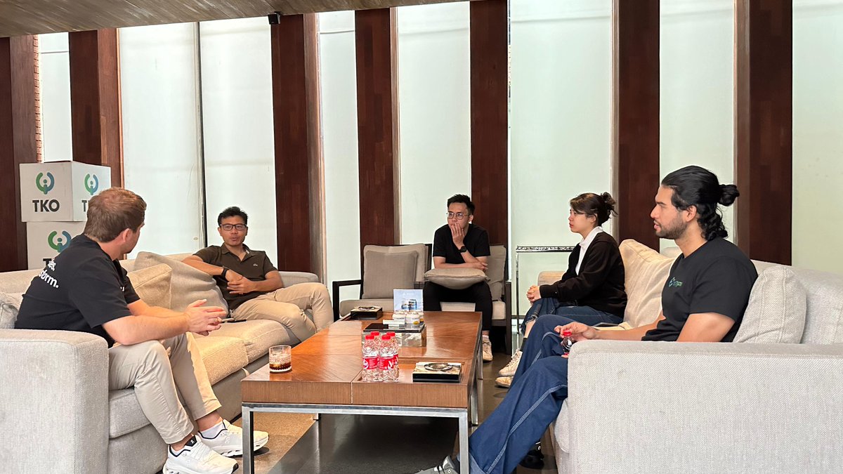 Tokocrypto's tweet image. From a tweet to a meetup! 😎
Glad to finally have you at T-Hub, great talks with  @domschwenter  🇮🇩

#Tokocrypto #Lisk @tko_token