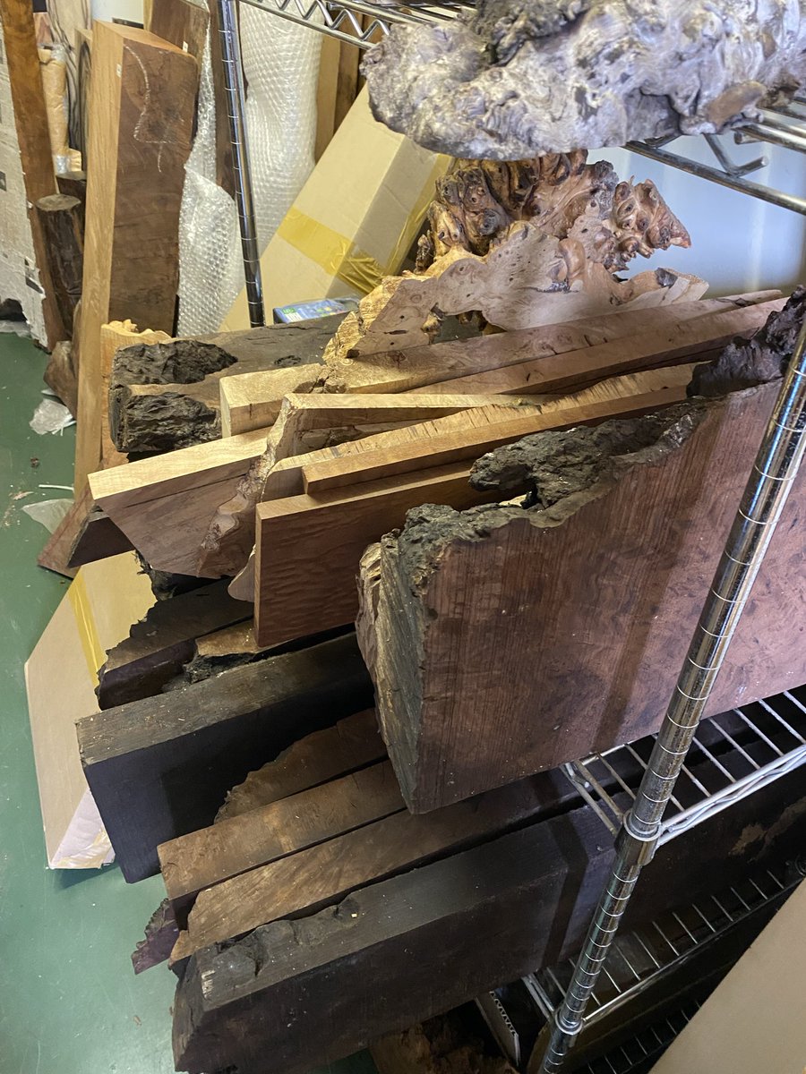 店主の引越しに伴い木材部が忙しくなりました！！
倉庫の整理をしないと確実に全部入らない！！
ということで、せっせと片付けています！！
大量の端材が出るので端材コーナーを作りました！！