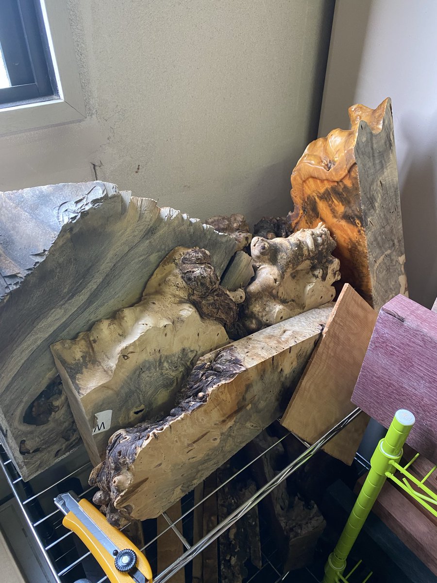 その辺に置いてると100%ゴミだと思われそうなものから、え！！こんなものが端材！！
なんてものまであります！！
なにせ1ミリでも寸法が足りないと使えないし、デカすぎると余るし、で端材の山です笑
全部がタダ、という訳にはいきませんが。