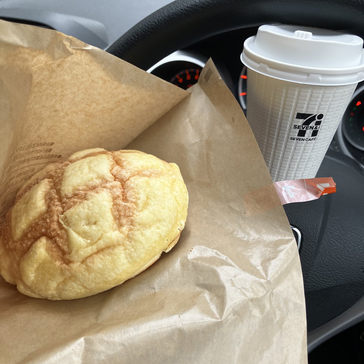 フォロワーさんの投稿をみてワタクシも
セブンカフェベーカリーのメロンパンとホットコーヒー
😋温かくて優しいお味😋

そろそろ肉まんの季節もやってくる