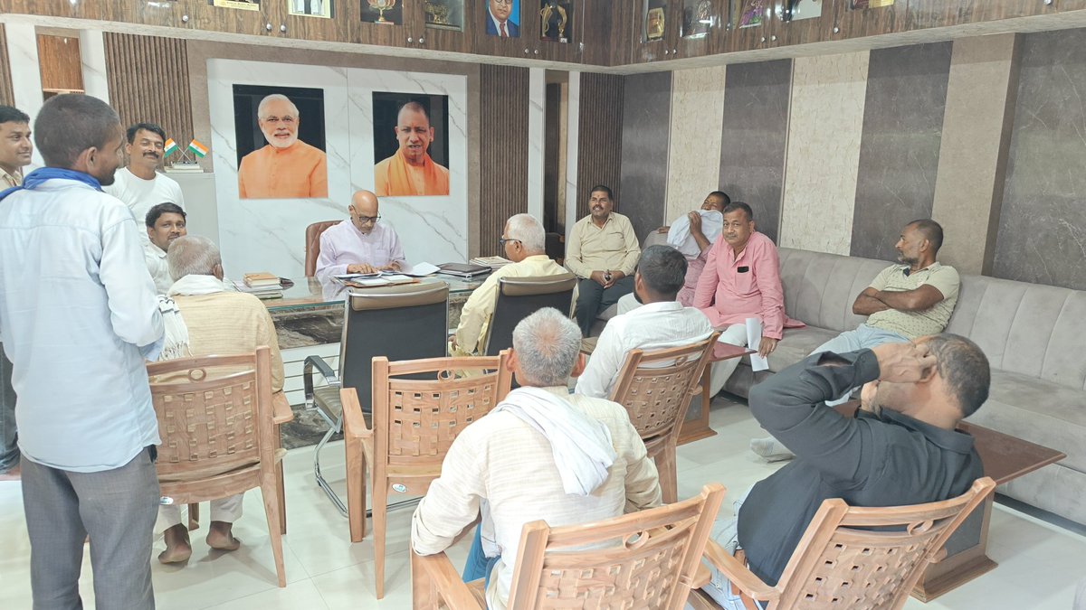 bjpmpsingh's tweet image. #जनसुनवाई 
प्रतिदिन के भांति आज भी अपने आवासीय कार्यालय पर आए हुए सम्मानित क्षेत्रवासियों से मिलकर उनकी समस्याओं को सुनकर उचित निराकरण किया।
@myogiadityanath 
@BJP4India @BJP4UP