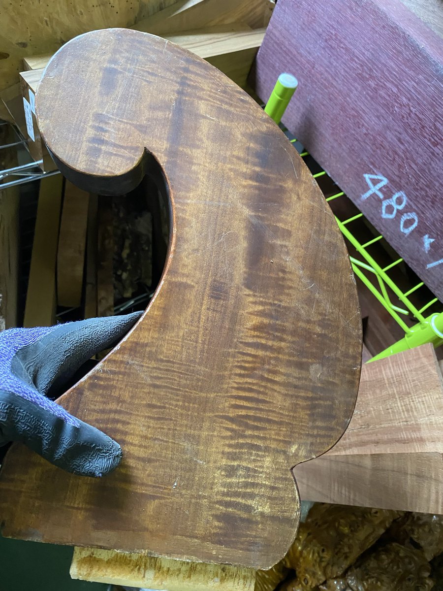 一時期、机から材を取ることにハマっていた時期がありましたが、机がある、ということは脚もあるんですよね。。。
すんごい脚の量！！
たまにこんな綺麗な杢目が出ているものもあります！！
いずれペンブランクにする予定です！！