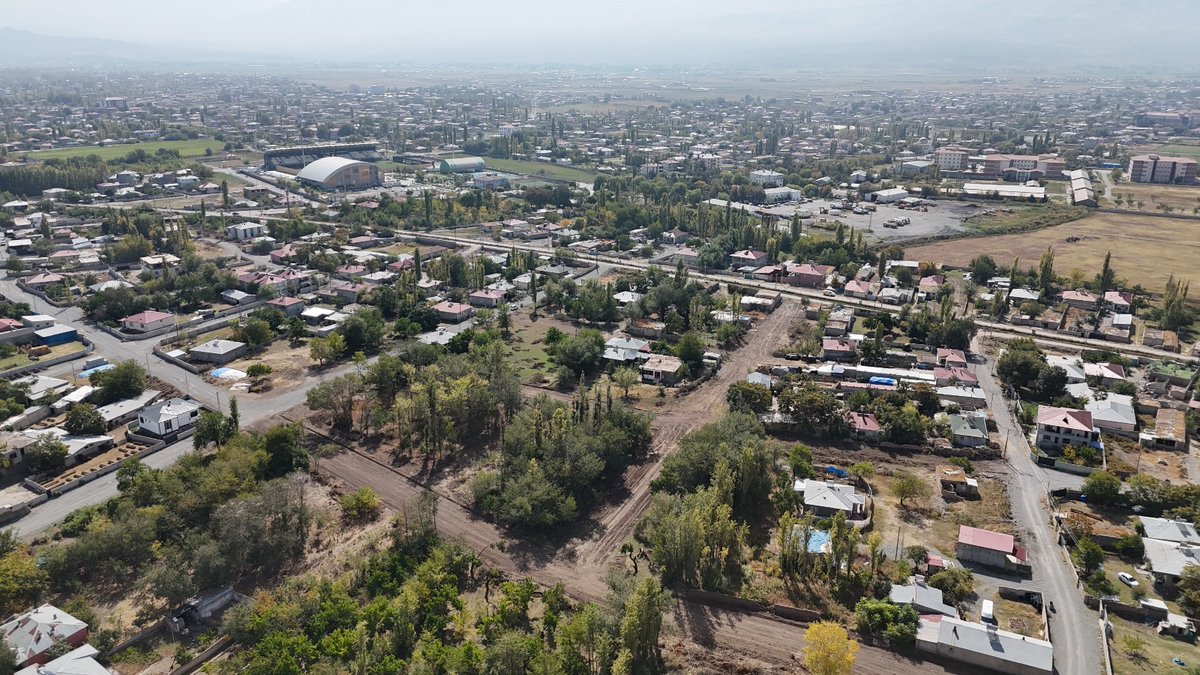 Iğdır Belediyesi Fen İşleri Müdürlüğü ekiplerimiz tarafından yürütülen çalışmalar kapsamında, Emek Mahallesi’nde bulunan Ordu Sokak ile Solmaz Sokak, ayrıca Çeşme Sokak ile Bal Sokak birbirlerine bağlanarak yeni bir yol açılmıştır.