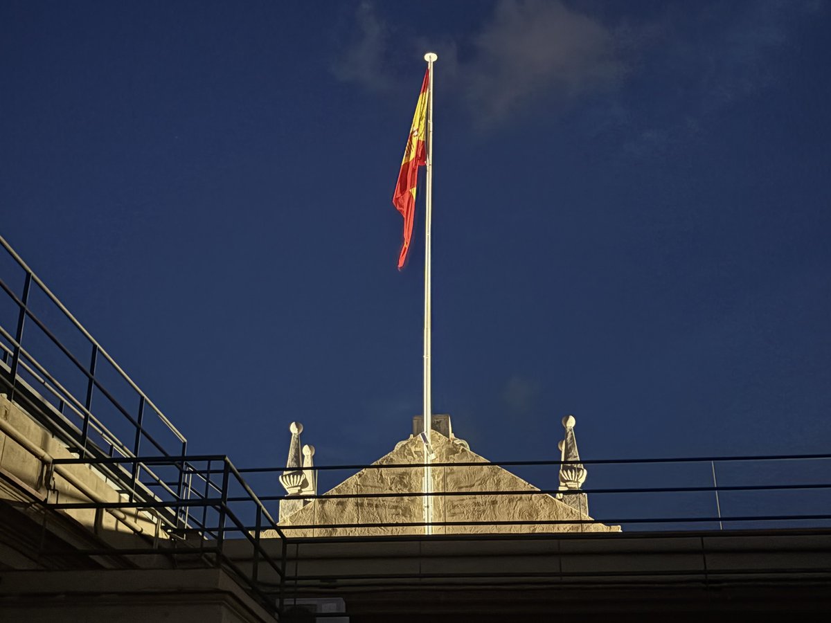 IGE_ET's tweet photo. 🎶Música, teatro y emoción 
Aquí os dejamos una muestra del increíble concierto que vivimos ayer, en el claustro del Palacio de Capitanía General de #Barcelona, con motivo de la Fiesta Nacional 2025 🇪🇸.  
¡Gracias a la Unidad de Música de la #IGE y a la Asociación Ceretana de los Tercios por una velada inolvidable! #Somostuapoyo