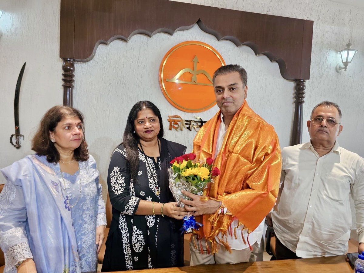 मुंबई महापालिकेच्या निवडणुका लवकरच होणार आहेत. जिंकण्याचा एकच मार्ग आहे — लोकांपर्यंत पोहोचणे आणि त्यांच्या समस्या समजून घेणे.

आज बाळासाहेब भवनात मी मुंबईतील अनेक नागरिकांच्या समस्या जाणून घेतल्या. स्थानिक कार्यकर्त्यांनाही भेटलो आणि त्यांना देखील हेच सांगितले —
जनतेत जा, ऐका