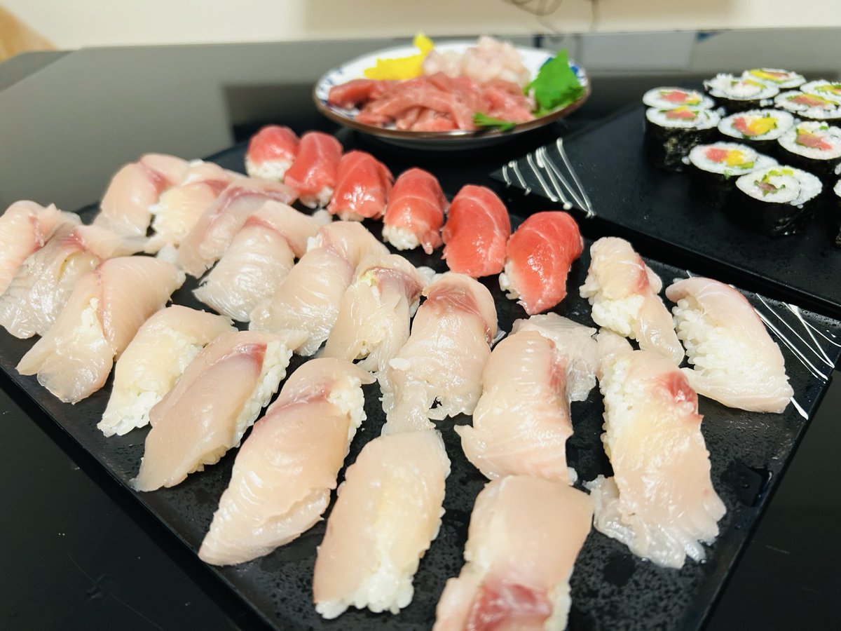 サゴシの寿司、ガッツリ脂のっててめっちゃ美味かった！
木更津で買ったマグロの切りカスから身を取って作った握りとトロタクも美味しかった😋
我ながら握りが結構上手になってきたな🥺