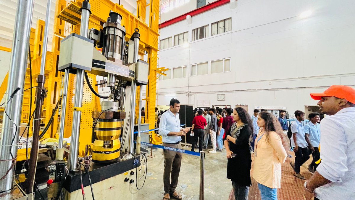 VITBhimavaram's tweet image. #VITB #CE #INDUSTRAIL_VISIT
🔬 Inspiring Research Visit! 🏗️
14 students from 3rd Year B.Tech Civil Engineering visited CSIR-SERC Chennai on 26-09-2025, exploring advanced labs in Fatigue & Fracture, Wind Engineering, Seismic Testing, and Advanced Materials.
#CE