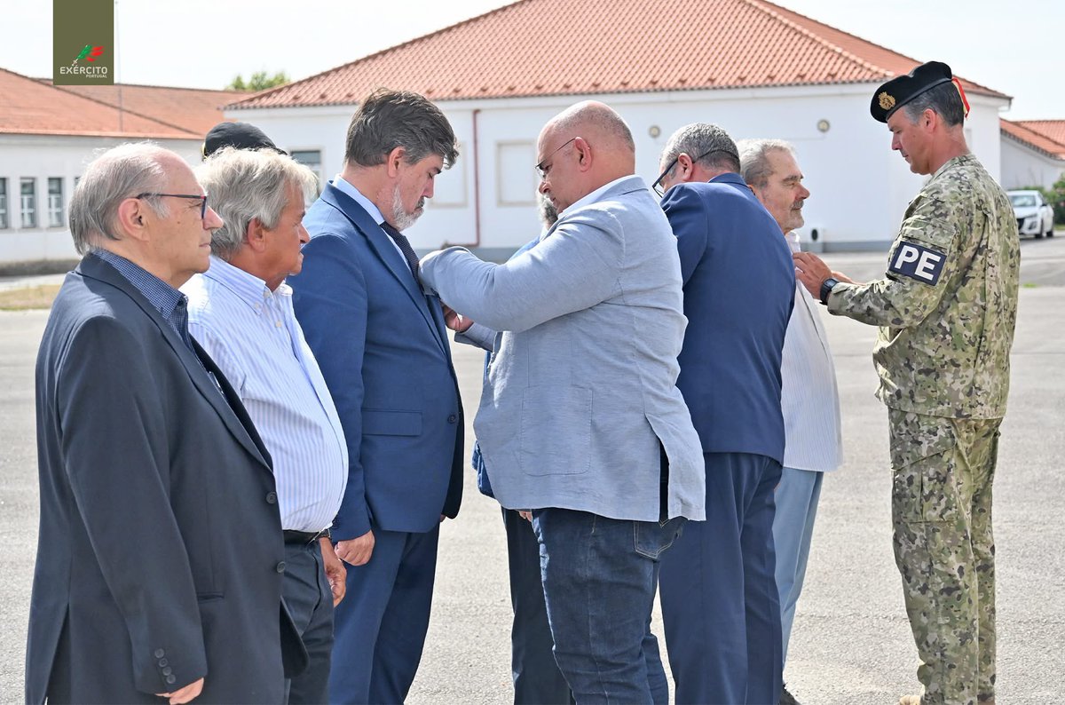 Exercito_pt's tweet photo. 👉 O 𝗥𝗟𝟮realizou uma 𝗖𝗲𝗿𝗶𝗺ó𝗻𝗶𝗮 𝗱𝗲 𝗜𝗺𝗽𝗼𝘀𝗶çã𝗼 𝗱𝗲 𝗖𝗼𝗻𝗱𝗲𝗰𝗼𝗿𝗮çõ𝗲𝘀 𝗮 𝗔𝗻𝘁𝗶𝗴𝗼𝘀 𝗖𝗼𝗺𝗯𝗮𝘁𝗲𝗻𝘁𝗲𝘀 𝗱𝗼 𝗨𝗹𝘁𝗿𝗮𝗺𝗮𝗿, na qual foram distinguidos 30 militares com a Medalha Comemorativa das Campanhas.
#ExércitoPortuguês #RL2 https://t.co/IjtlkBDXog