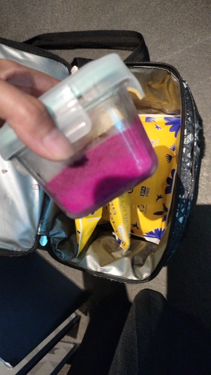 BanyuLangit__'s tweet photo. Ke kantor bawa bekel snack mpasi anak gegara liat di kulkas mer**a puding buah yg kubikin dari jumat nggak dikasihin.
Sering juga mpasi homemade yg udh kusiapin juga nggak dikasihin, katanya si anak nggak suka, padahal kalo kusuapin mau-mau aja
-Sad- https://t.co/dtneTcY1ji