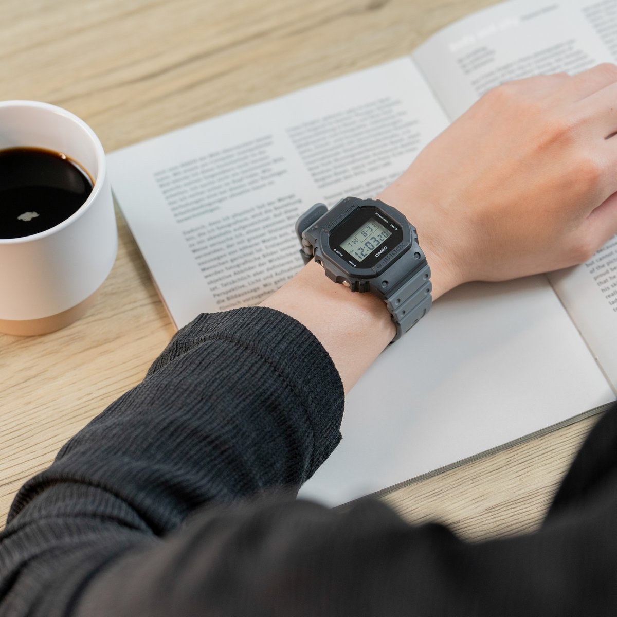 秋の気配が感じられる日も多くなってきた今日この頃。
読書など、屋内でゆったりとした時間を楽しむのもいいですね📖

秋の袖口には、落ち着いたカラーやシンプルな腕時計がぴったりです⌚️
#MYGSHOCK でお気に入りの一本を見つけてみてください。

▼カスタマイズはこちら！
casio.link/4nDuh6d