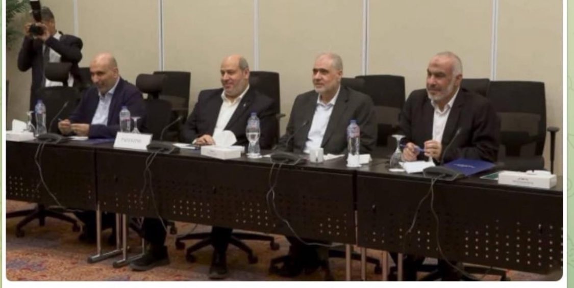 " كنا ننتظر مشهد استسلام من #حماس لكن ما رأيناه لا يشبه ذلك " . القناة الاسرائيلية

توقّعوا الخضوع فرأوا الثبات وانتظروا الانكسار فشاهدوا العزة والكرامة #الفلسطينية .

ما نراه ليست طاولة هزيمة وانكسار بل طاولة فرض إرادة وكرامة .

#غزة_تنتصر #فلسطين
#فلسطين_قضية_الشرفاء