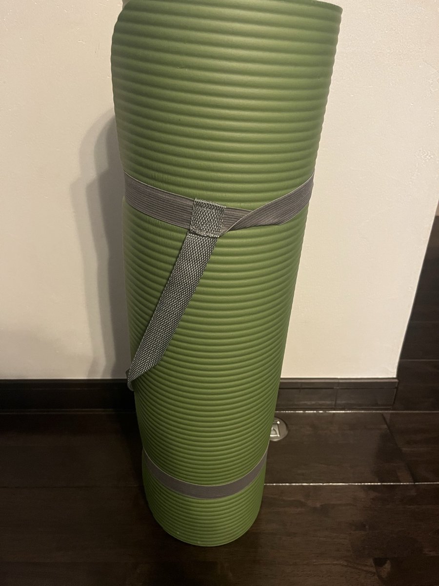 眠っていたヨガマット😭
健康診断で運動不足を指摘され、運動習慣を復活させますか⁉️
明日からでもいいですかね😅