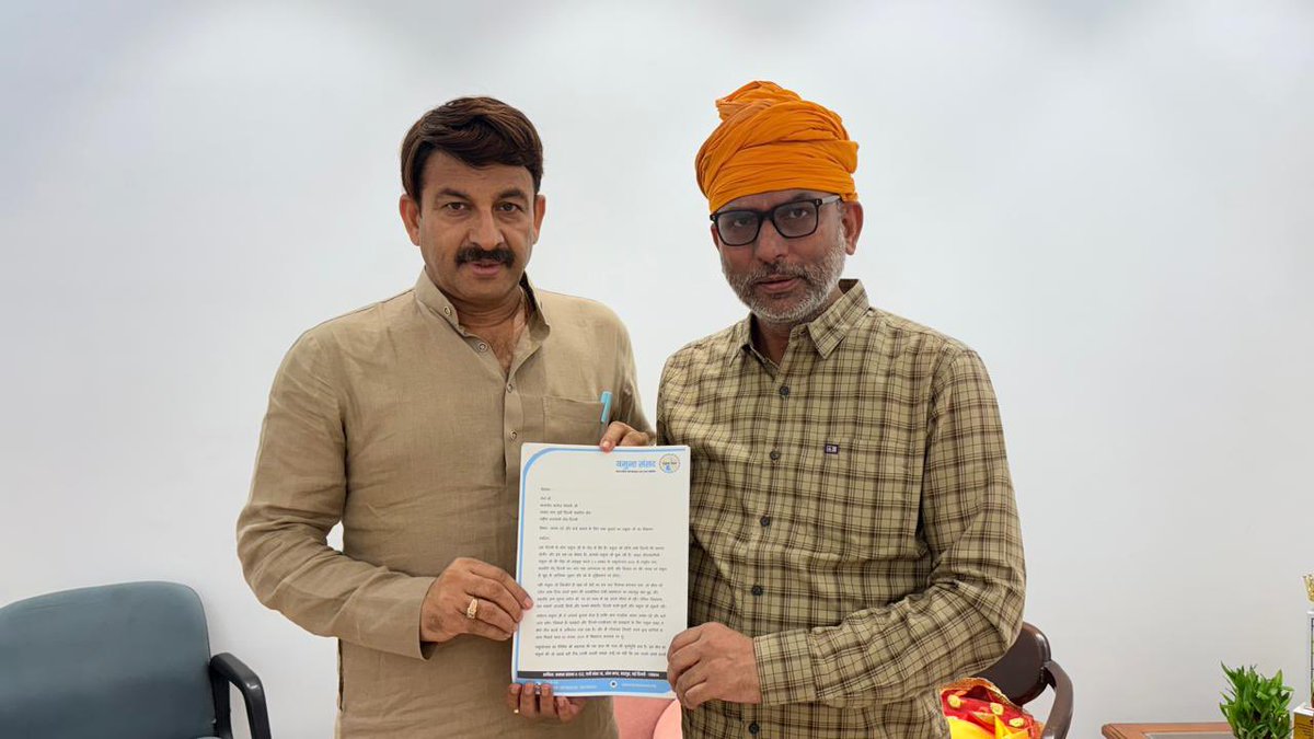 उत्तर-पूर्वी दिल्ली के संसद मनोज तिवारी से यमुना भिक्षु बाबा रविशंकर तिवारी ने यमुनोत्सव कार्यक्रम के लिए आमंत्रित किया। यमुनोत्सव कार्यक्रम को लेकर विस्तार से चर्चा भी हुई।

#SaveYamuna <a href="/ManojTiwariMP/">Manoj Tiwari</a> 
<a href="/NathRaviShankar/">Ravi Shankar Tiwari</a> <a href="/PMOIndia/">PMO India</a>