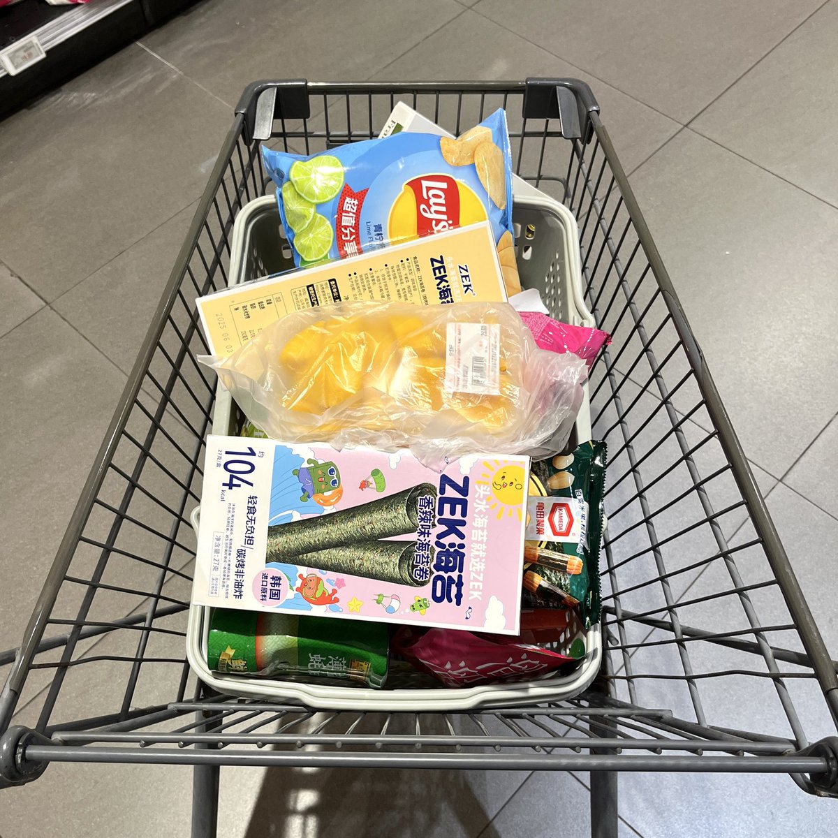 연휴가.. 끝나가네요.. (이런 말. 하지 마까요..)
내일이면 다시 가쁜 일상으로 복귀한다는 것이
구라. 같아요. 😅
그래도 힘을 내서 집안 정비를 하고 있습니다. 
다들 연휴 마무리 잘 하시고
모쪼록 평안한 10월 이기를 바라겠습니다 ••• 🩵