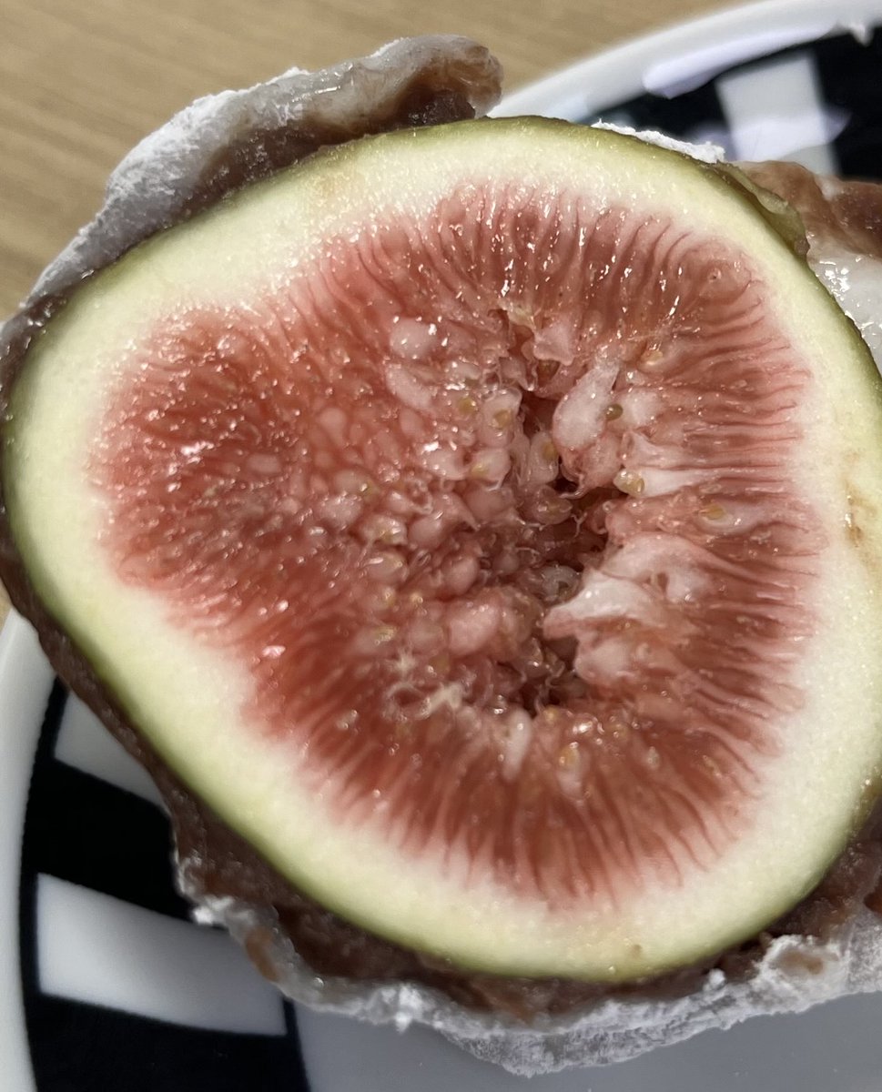 구운빵 미피는 못샀지만 (쥐엔장!!!!)
깻잎스무디랑 만두커피도 먹고
무화과찹쌀떡도 사옴
(어쩌다 카페만 가면 음료를 두잔씩..🙄)