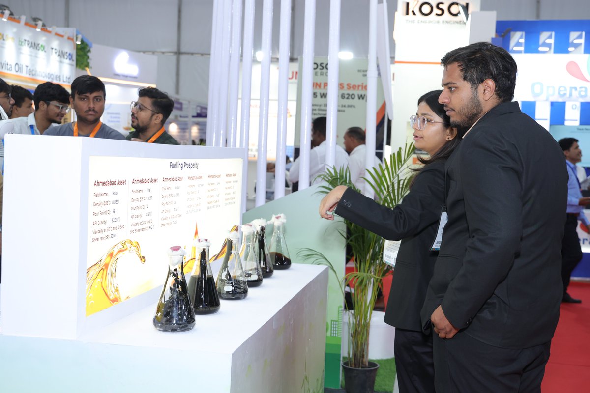 ONGC_'s tweet image. Hon’ble Union Minister for @GoI_MeitY, @MIB_India, @RailMinIndia &amp;amp; I&amp;amp;B, Shri @AshwiniVaishnaw, Hon’ble Chief Minister of Gujarat, Shri @Bhupendrapbjp visited the #ONGC Pavilion at the @VibrantGujarat Regional Conference – North Gujarat in Mehsana and inaugurated the regional…