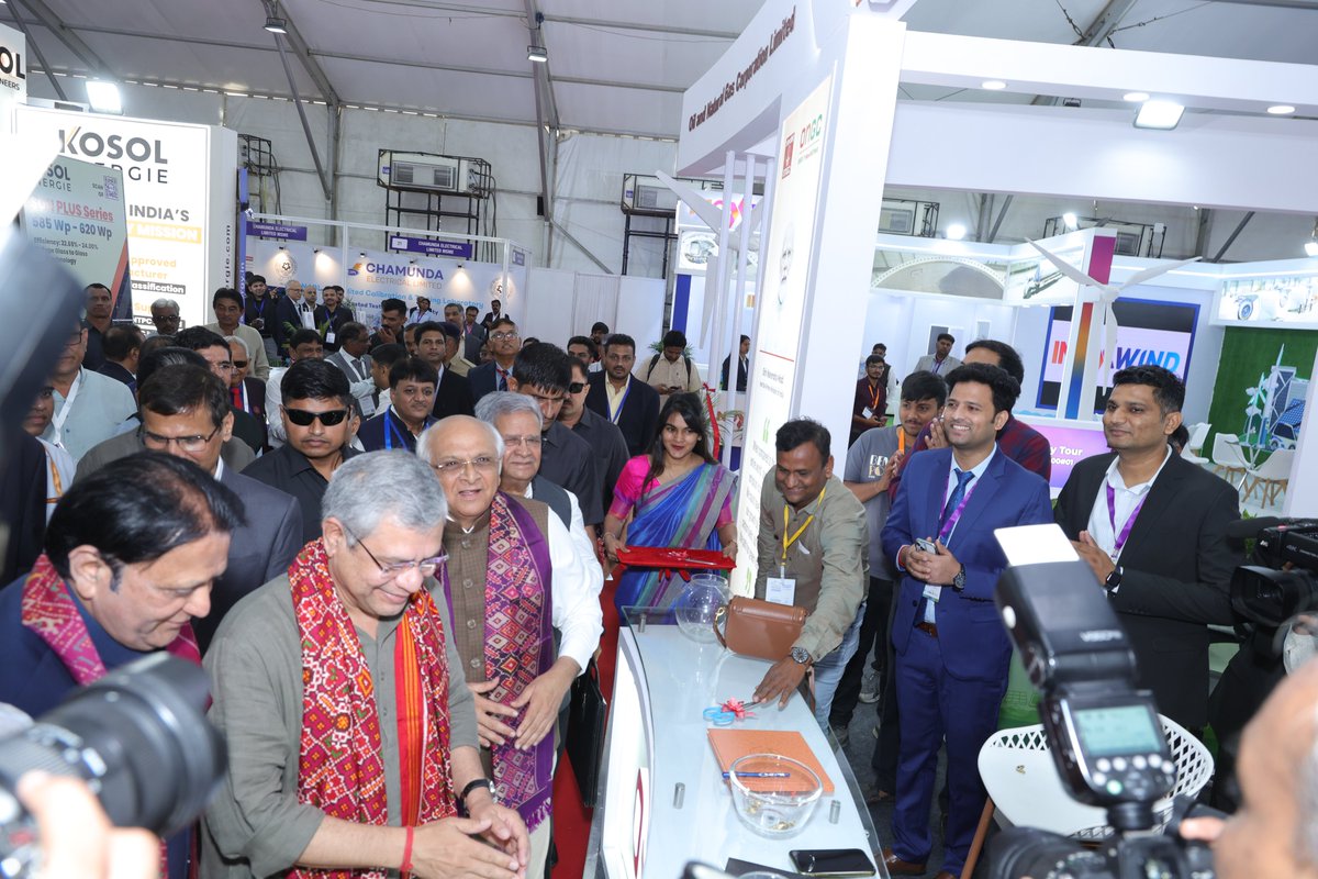ONGC_'s tweet image. Hon’ble Union Minister for @GoI_MeitY, @MIB_India, @RailMinIndia &amp;amp; I&amp;amp;B, Shri @AshwiniVaishnaw, Hon’ble Chief Minister of Gujarat, Shri @Bhupendrapbjp visited the #ONGC Pavilion at the @VibrantGujarat Regional Conference – North Gujarat in Mehsana and inaugurated the regional…