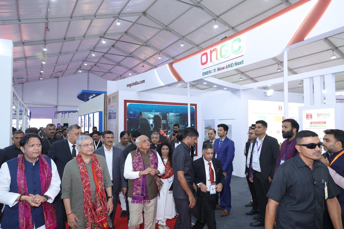 ONGC_'s tweet image. Hon’ble Union Minister for @GoI_MeitY, @MIB_India, @RailMinIndia &amp;amp; I&amp;amp;B, Shri @AshwiniVaishnaw, Hon’ble Chief Minister of Gujarat, Shri @Bhupendrapbjp visited the #ONGC Pavilion at the @VibrantGujarat Regional Conference – North Gujarat in Mehsana and inaugurated the regional…