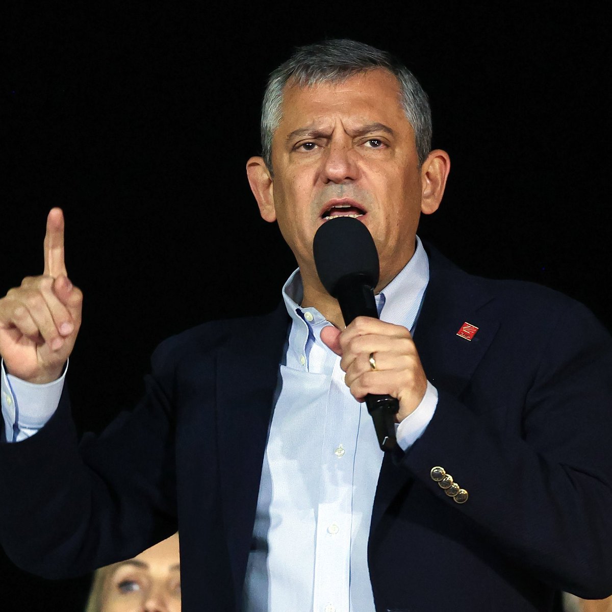 HaberKupur's tweet photo. Özgür Özel: "Hatırlayın, 74 yaşında kanser hastası Türkan Saylan'ın evini bastılar.

O sırada bir polis memuru Türkan Saylan'dan evladı için burs istedi.

Türkan Hoca bu ricayı görev bildi. Ev basmaya gelen polisin çocuğu ÇYDD'den yıllarca burs aldı.

Bizim gibi insanlar, en acımasız zulümlere bile direnirken düşmanına benzemez."