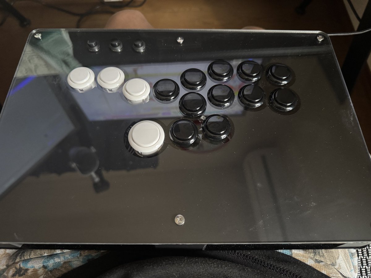新しく届いた<a href="/p3_con/">P-3 Controller@アケコン工房</a> さんのレバーレス神
ボタン配置が平たくて手の負担全然ない買ってよかった！