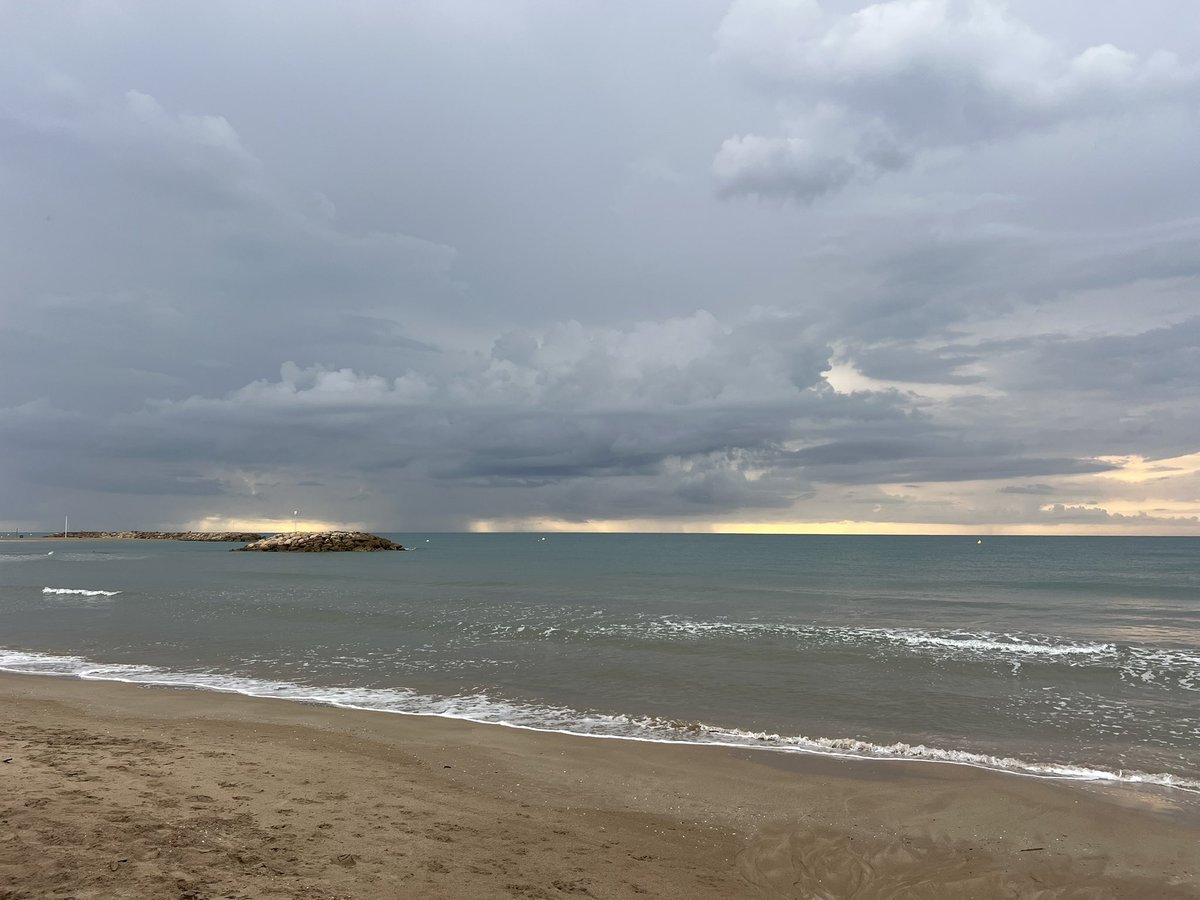 🌧️Cortines de pluja davant del Penedès Marítim.

📍CUNIT