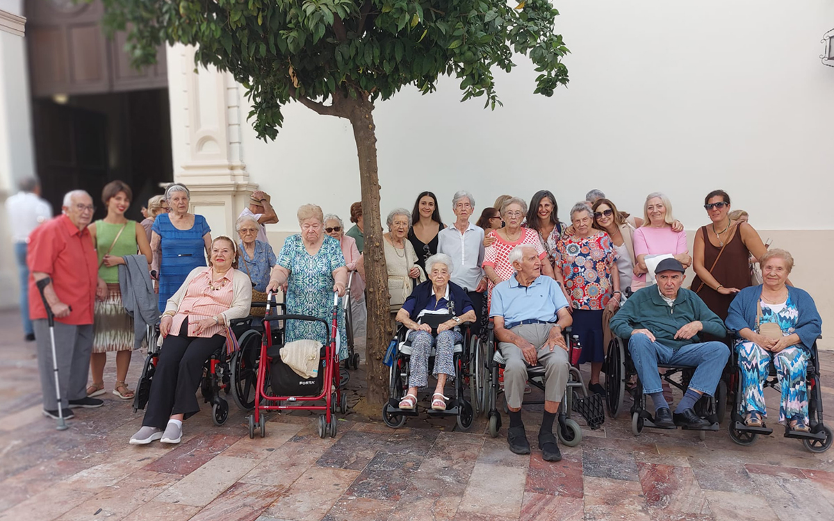 Os compartimos algunas de las fotografías de la visita que nuestra #residencia onubense, #CleceVitam Mirador del Odiel, organizó hace unos días a la Iglesia de la Concepción, con motivo de la procesión Magna Mariana de Huelva 2025. 👇