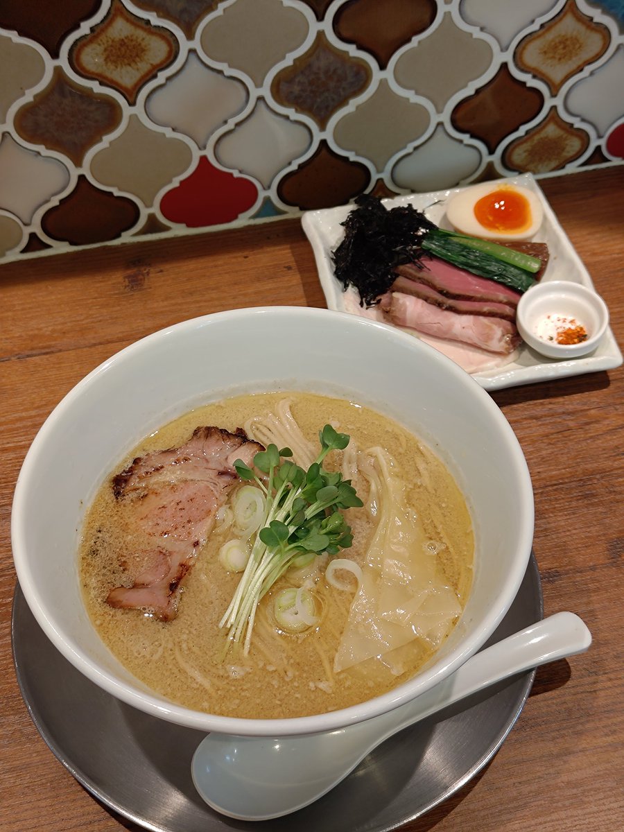 静岡県焼津市
麺創房LEO
天然塩の焼き鯖中華そば
鯖の香りと旨みの高火力兵器、誰にも文句を言わせない美味さ至上主義
そこにTPの味変はもはやバイオレンス、戦争が起きてもこの鯖があれば勝てる