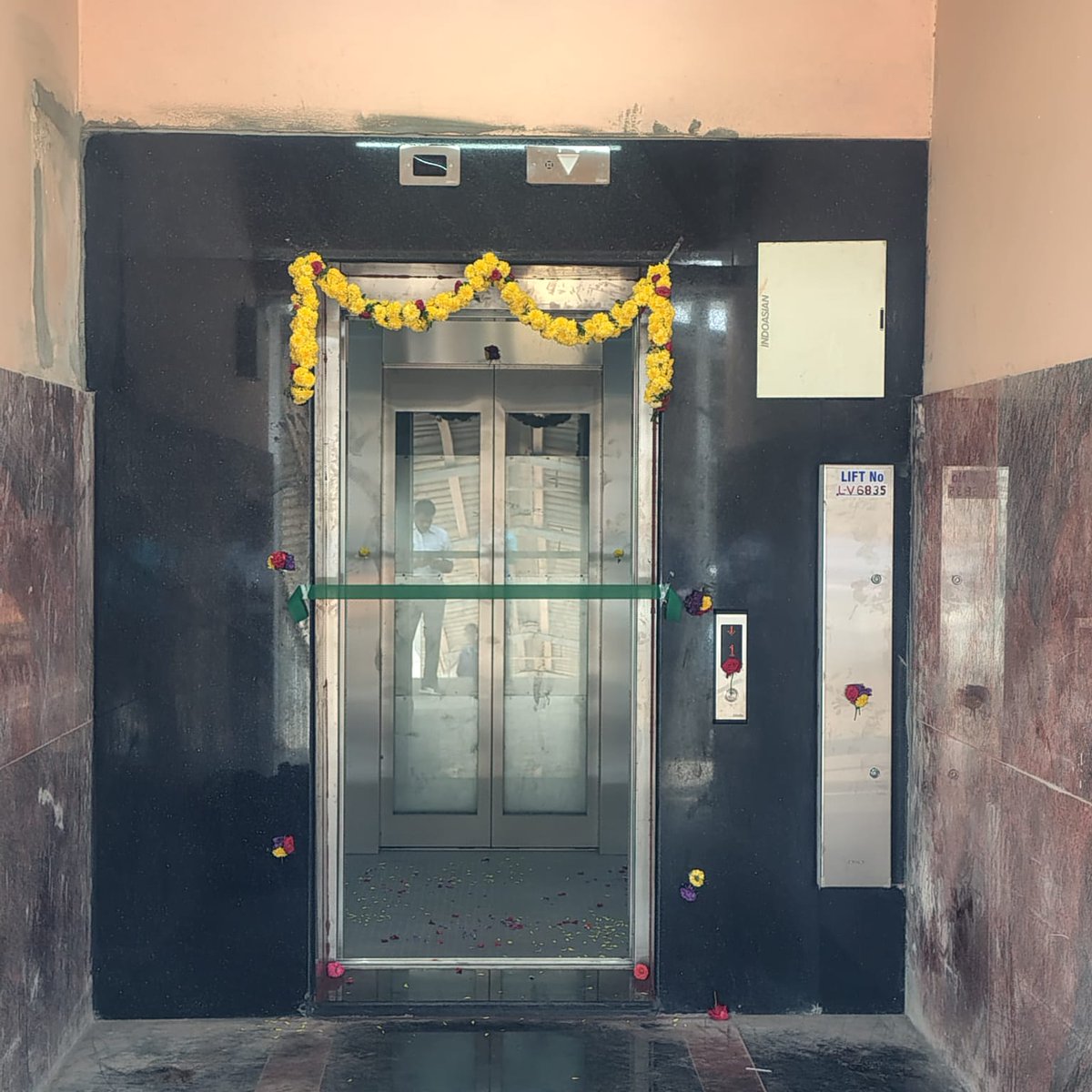 SCRailwayIndia's tweet image. Vijayawada Division of SCRly has commissioned 3 new lifts at Kavali Rly Stn on 8th Oct 2025, making travel more convenient &amp;amp; inclusive for passengers.  #SouthCentralRailway  #RailwayProgress #AccessibilityForAll #ays #TravelWithEase
@RailMinIndia  @SCRailwayIndia @drmvijayawada