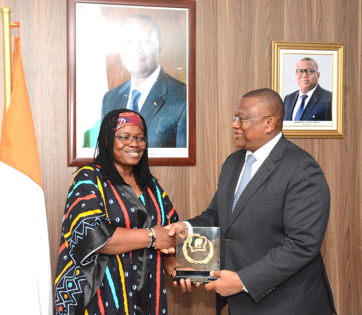 MINCOM_CI's tweet image. 🏆 Le Ministre Amadou Coulibaly a récompensé les lauréats classés 2ᵉ et 3ᵉ du Prix National d’Excellence 2025 dans les secteurs de la communication et des médias.
Une reconnaissance du mérite et de l’engagement pour une information de qualité. 🇨🇮
#CommunicationCI  #Excellence