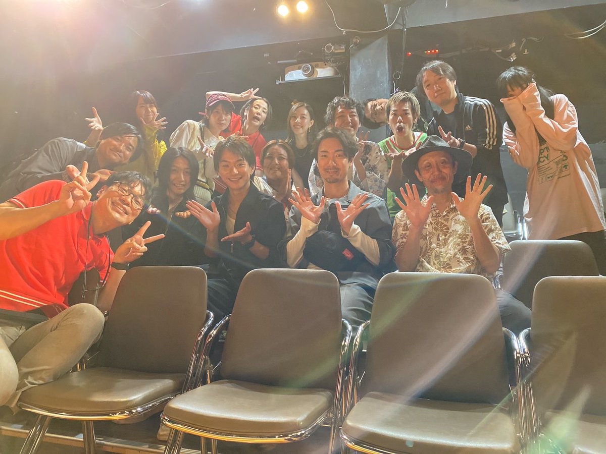 ポップンマッシュルームチキン野郎さんの最新公演「砂時計が落ちきる前に」、ゲネプロを観劇させていただきました。あー好き、あー楽しいグッとくる好き楽しい好きグッとくる好き、好き、の、ループでした。熱と汗と愛が、本当に美しかったです。

またご一緒させていただけますように🎋

#すなおち