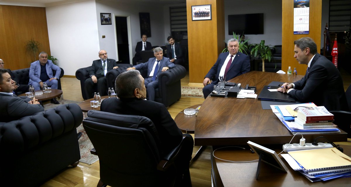 tes_is1963's tweet photo. T.C. Enerji ve Tabii Kaynaklar Bakanı Alparslan BAYRAKTAR Sendikamızı Ziyaret Etti
 
Enerji ve Tabii Kaynaklar Bakanı Sn. Alparslan BAYRAKTAR 08.10.2025 tarihinde Sendikamızı ziyaret ederek Genel Başkanımız Sn. İrfan KABALOĞLU, Türkiye Maden-İş Sendikası Genel Başkanı Sn. Nurettin AKÇUL, Petrol-İş Sendikası Genel Başkanı Süleyman AKYÜZ, Genel Maden-İş Genel Başkanı Sn. Hakan YEŞİL ile bir araya geldi.  

Sendikamızı ziyaret eden heyette Yönetim Hizmetleri Genel Müdürü Sn. Uğur Aybe�� KİNİ, MTA Genel Müdürü Sn. Vedat YANIK, EÜAŞ Genel Müdürü Sn. Zafer BENLİ, ETİ MADEN Genel Müdürü Sn. Yalçın AYDIN, TEDAŞ Genel Müdürü Sn. Ömer Sami YAPICI, TEİAŞ Genel Müdürü Sn. Orhan KALDIRIM, TKİ Genel Müdürü Sn. Abdullah ÇİFTÇİ, TPAO Genel Müdürü Sn. Ahmet TÜRKOGLU, T.C. Enerji ve Tabii Kaynaklar Bakanlığı Özel Kalem Müdürü Sn. Bilal YILDIZ, Bakan Danışmanı Sn. Hamdi Can BAŞ, Bakan Danışmanı Sn. Ebubekir AKBİNA yer aldı. Ziyaret vesilesiyle gerçekleştirilen görüşmeye TÜRK-İŞ'e bağlı dört enerji sendikasını temsilen Türk-İş Genel Başkanı Yardımcısı ve Sendikamızın Genel Başkanı Sn. İrfan KABALOĞLU,  Türkiye Maden-İş Sendikası Genel Başkanı Sn. Nurettin AKÇUL, Petrol-iş Sendikası Genel Başkanı Sn. Süleyman AKYÜZ, Genel Maden-İş Sendikası Genel Başkanı Sn. Hakan YEŞİL, TES- İŞ Sendikası Genel Başkan Yardımcısı Sn. Hüseyin ÖZİL,  TES- İŞ Sendikası Genel Başkan Yardımcısı Sn. Naif BALANDİ, TES- İŞ Sendikası Genel Başkan Yardımcısı Sn. Dural KARAKOÇ,  TES- İŞ Sendikası Genel Başkan Yardımcısı Sn. Adem AŞIKKUTLU, TES- İŞ Sendikası Genel Başkan Yardımcısı Sn. Eşref ERDEN, TES- İŞ Sendikası Genel Başkan Yardımcısı Sn. Fatih TÜLEK katıldı.

Görüşmede Sendikamızın muhatap olduğu sorunlar, taşeron işçilerin kadroya geçirilmesi, enerji sektöründe çalışan işçilerin çalışma koşullarının iyileştirilmesi, çalışma hayatının gündemindeki konular ve sektörün geleceği için atılması gereken adımlar üzerine istişarelerde bulunuldu.

T.C. Enerji ve Tabii Kaynaklar Bakanımıza, Genel Müdürlerimize, Sendikalarımızın Genel Başkanlarına enerji, petrol ve maden sektörleri ile enerji çalışanları açısından son derece önemli ve faydalı geçen ziyaretleri için teşekkür ederiz.