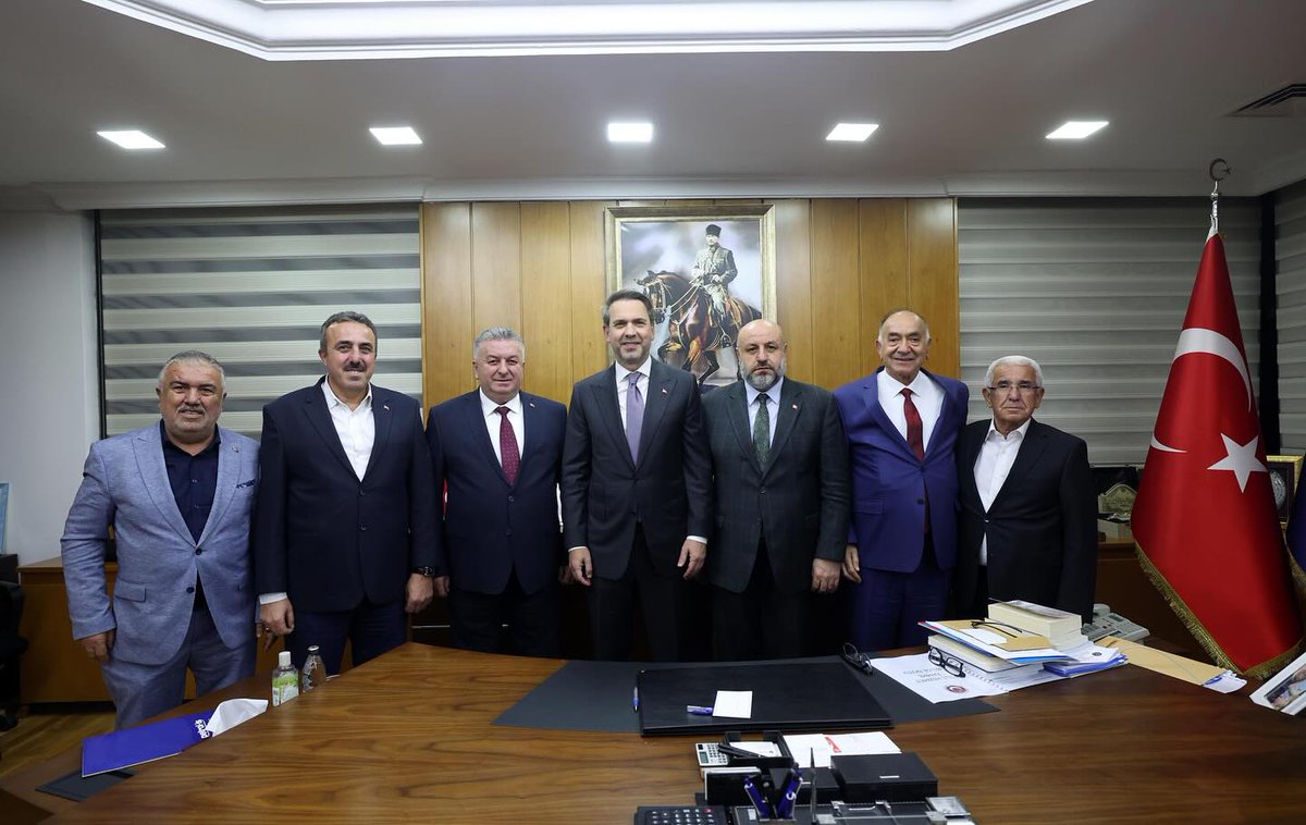 tes_is1963's tweet photo. T.C. Enerji ve Tabii Kaynaklar Bakanı Alparslan BAYRAKTAR Sendikamızı Ziyaret Etti
 
Enerji ve Tabii Kaynaklar Bakanı Sn. Alparslan BAYRAKTAR 08.10.2025 tarihinde Sendikamızı ziyaret ederek Genel Başkanımız Sn. İrfan KABALOĞLU, Türkiye Maden-İş Sendikası Genel Başkanı Sn. Nurettin AKÇUL, Petrol-İş Sendikası Genel Başkanı Süleyman AKYÜZ, Genel Maden-İş Genel Başkanı Sn. Hakan YEŞİL ile bir araya geldi.  

Sendikamızı ziyaret eden heyette Yönetim Hizmetleri Genel Müdürü Sn. Uğur Aybe�� KİNİ, MTA Genel Müdürü Sn. Vedat YANIK, EÜAŞ Genel Müdürü Sn. Zafer BENLİ, ETİ MADEN Genel Müdürü Sn. Yalçın AYDIN, TEDAŞ Genel Müdürü Sn. Ömer Sami YAPICI, TEİAŞ Genel Müdürü Sn. Orhan KALDIRIM, TKİ Genel Müdürü Sn. Abdullah ÇİFTÇİ, TPAO Genel Müdürü Sn. Ahmet TÜRKOGLU, T.C. Enerji ve Tabii Kaynaklar Bakanlığı Özel Kalem Müdürü Sn. Bilal YILDIZ, Bakan Danışmanı Sn. Hamdi Can BAŞ, Bakan Danışmanı Sn. Ebubekir AKBİNA yer aldı. Ziyaret vesilesiyle gerçekleştirilen görüşmeye TÜRK-İŞ'e bağlı dört enerji sendikasını temsilen Türk-İş Genel Başkanı Yardımcısı ve Sendikamızın Genel Başkanı Sn. İrfan KABALOĞLU,  Türkiye Maden-İş Sendikası Genel Başkanı Sn. Nurettin AKÇUL, Petrol-iş Sendikası Genel Başkanı Sn. Süleyman AKYÜZ, Genel Maden-İş Sendikası Genel Başkanı Sn. Hakan YEŞİL, TES- İŞ Sendikası Genel Başkan Yardımcısı Sn. Hüseyin ÖZİL,  TES- İŞ Sendikası Genel Başkan Yardımcısı Sn. Naif BALANDİ, TES- İŞ Sendikası Genel Başkan Yardımcısı Sn. Dural KARAKOÇ,  TES- İŞ Sendikası Genel Başkan Yardımcısı Sn. Adem AŞIKKUTLU, TES- İŞ Sendikası Genel Başkan Yardımcısı Sn. Eşref ERDEN, TES- İŞ Sendikası Genel Başkan Yardımcısı Sn. Fatih TÜLEK katıldı.

Görüşmede Sendikamızın muhatap olduğu sorunlar, taşeron işçilerin kadroya geçirilmesi, enerji sektöründe çalışan işçilerin çalışma koşullarının iyileştirilmesi, çalışma hayatının gündemindeki konular ve sektörün geleceği için atılması gereken adımlar üzerine istişarelerde bulunuldu.

T.C. Enerji ve Tabii Kaynaklar Bakanımıza, Genel Müdürlerimize, Sendikalarımızın Genel Başkanlarına enerji, petrol ve maden sektörleri ile enerji çalışanları açısından son derece önemli ve faydalı geçen ziyaretleri için teşekkür ederiz.