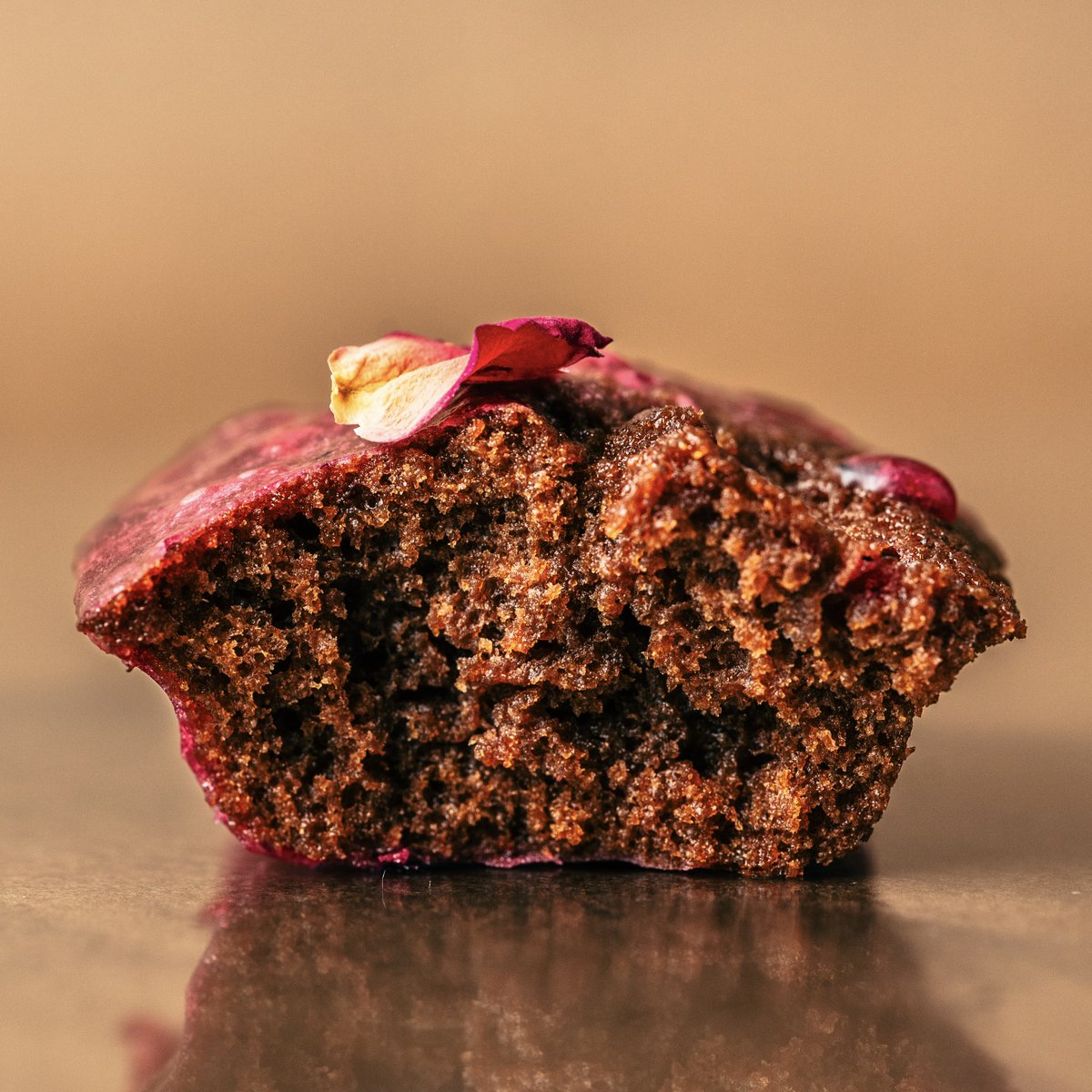 バラの香りをまとった焼き菓子できました！10/22スタートのufuフェスで販売します！

奥出雲薔薇園で大切に育てられた希少な薔薇「さ姫」。その気高く華やかな香りを、フィナンシェショコラに纏わせました。