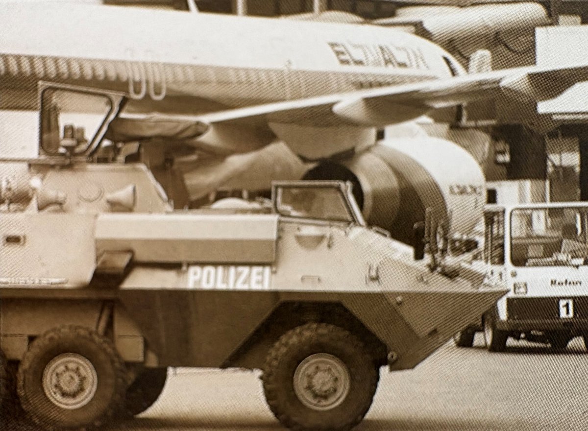 #Kapogestern: Ein Radschützenpanzer vom Typ «Piranha» am Flughafen Zürich. Die Kantonspolizei bewachte mit solchen Fahrzeugen das Flugfeld. Das Bild stammt aus den 1990er Jahren.