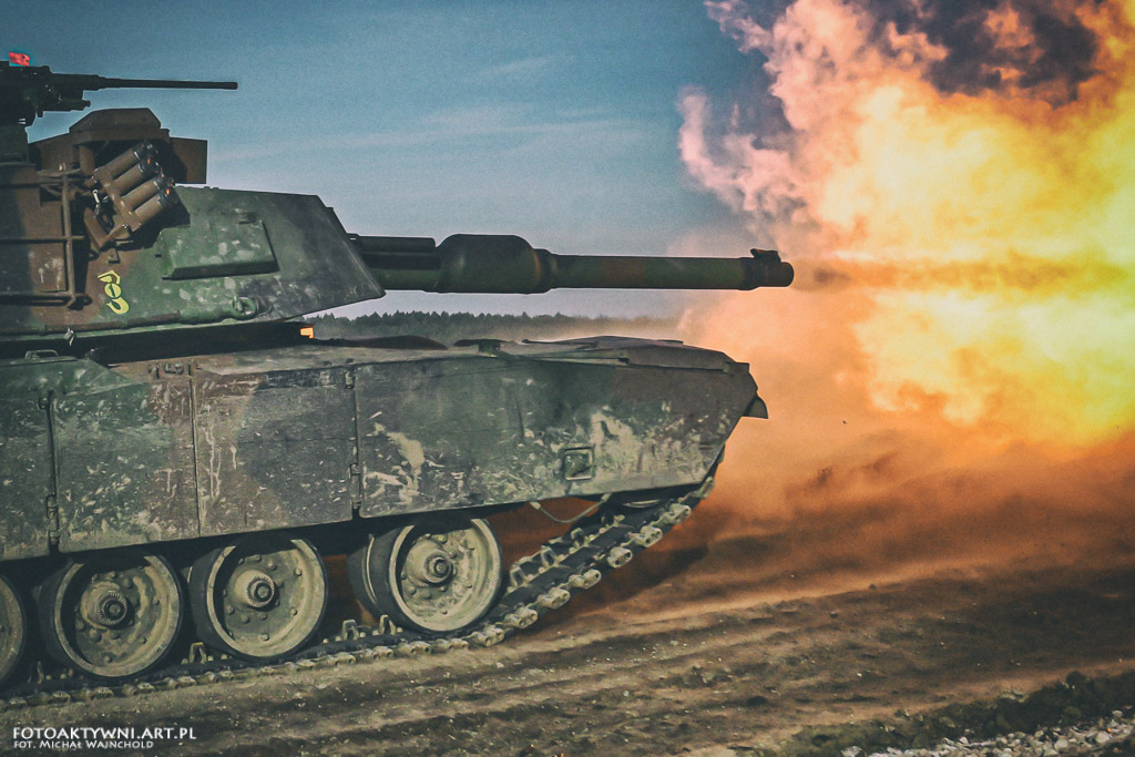 Dzisiaj świętują pancerniacy z <a href="/1WBPanc/">1. Warszawska Brygada Pancerna</a>. 
Niech im zawsze zawsze huczy i nie braknie świeżego powietrza pod pancerzem!