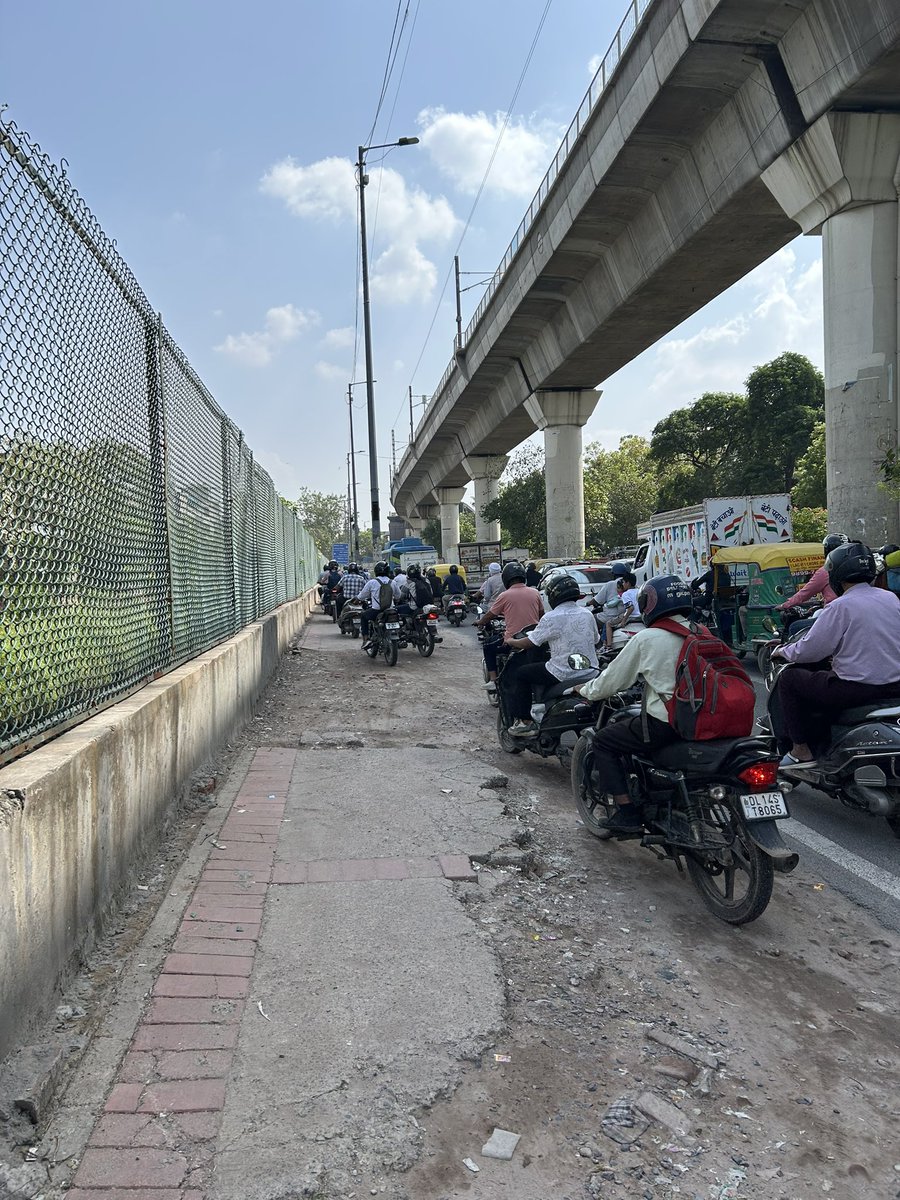 fukra__memer__'s tweet photo. 30% tax for this is insane
This is the situation of this footpath for more than 2 years 
@MCD_Delhi @gupta_rekha @BJP4Delhi https://t.co/nrHxwFUyAw