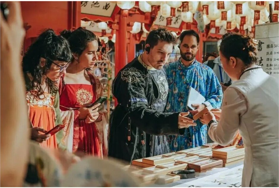 During the National Day and Mid-Autumn Festival holidays, 😍Xi’an draws global visitors seeking cultural depth—wearing hanfu clothing, watching shadow plays, tasting local food, and exploring ancient sites. 🥳With China’s 30-day visa-free policy and easier foreign card payments,