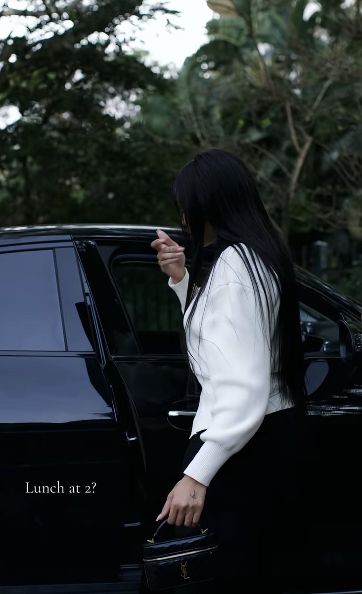sanelenkosiii's tweet image. Lee Khuzwayo has fallen in love once again & has become the side chick to Kefilwe Mabote’s ex fiancé, Sandile Phakathi. Sandile gives her over R45k every month for girlfriend allowance & has bought her a Mercedes GLE. Lee wants Sandile to get her a house in Hillcrest, but he…
