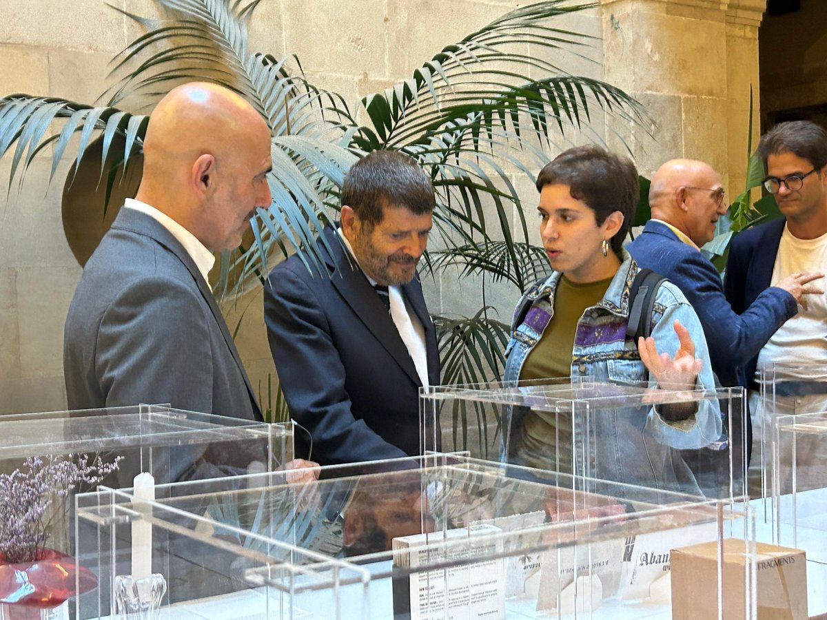 📍🏛️Inaugurem al pati del Palau Moja l'exposició 'Elisava x Amics de La Rambla: Souvenir'.

🏺10 peces d'alumnes d'Elisava  que serveixen com a petits souvenirs que defineixen la ciutat i la seva cultura a través de la formació artesanal
📅Fins al 17/10!
🔗ow.ly/kLv550X8Xea