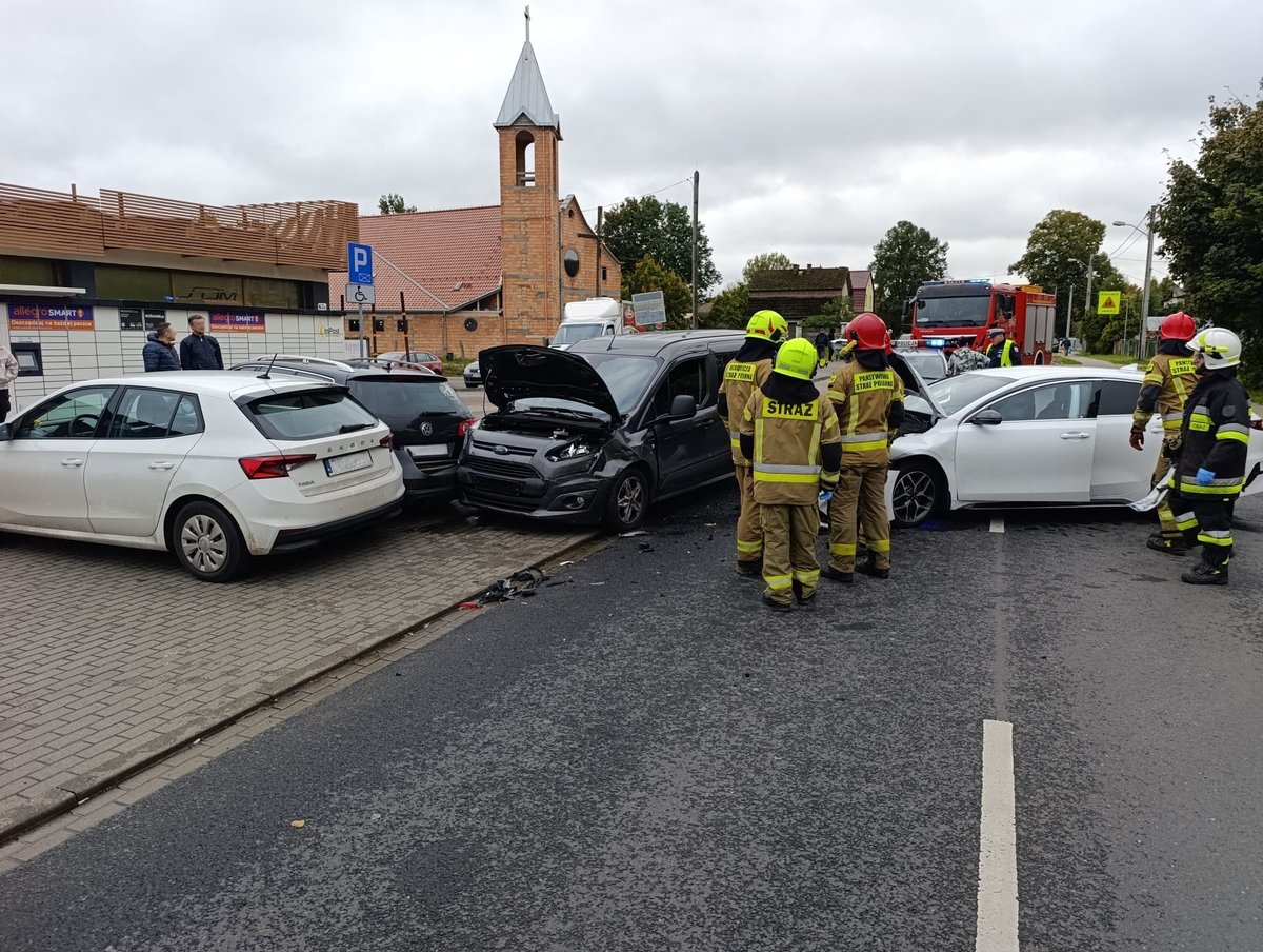 StrazPolice's tweet photo. Dziś o godz. 9.45 na ul. Szczecińskiej w Tanowie doszło do zderzenia samochodu osobowego i dostawczego na skutek czego 2 os. zostały poszkodowane i zostały uszkodzone zaparkowane w pobliżu 2 poj. Na miejscu działały 2 zastępy z JRG Police, 1 zastęp OSP Tanowo, Policja, ZRM i SM. https://t.co/HuCr3P5p0f