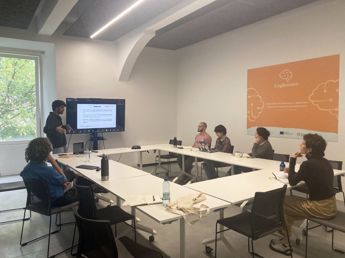 cogbooster_uc's tweet image. For this week’s Journal Club, Pedro Palhares shared the findings of his latest study, “TMS-EEG reveals causal dynamics of the premotor cortex during musical improvisation”. 🧠💡
The article is currently in preprint and available here:
biorxiv.org/content/10.110…
@ProactionLab
