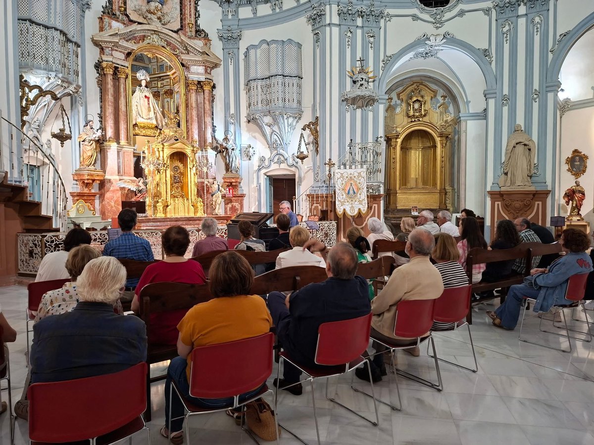 Ayer, en San Juan de Dios y dentro del XIII Ciclo de #FiestasDeGracia2025, D. Carlos Rafael Pérez nos emocionó con una charla-concierto sobre el armonio y piezas dedicadas a la Virgen. 

¡Gracias por este bello momento! 

#SoydelaSalud #GraciaYBuenSuceso  #GloriasMurcia #Murcia
