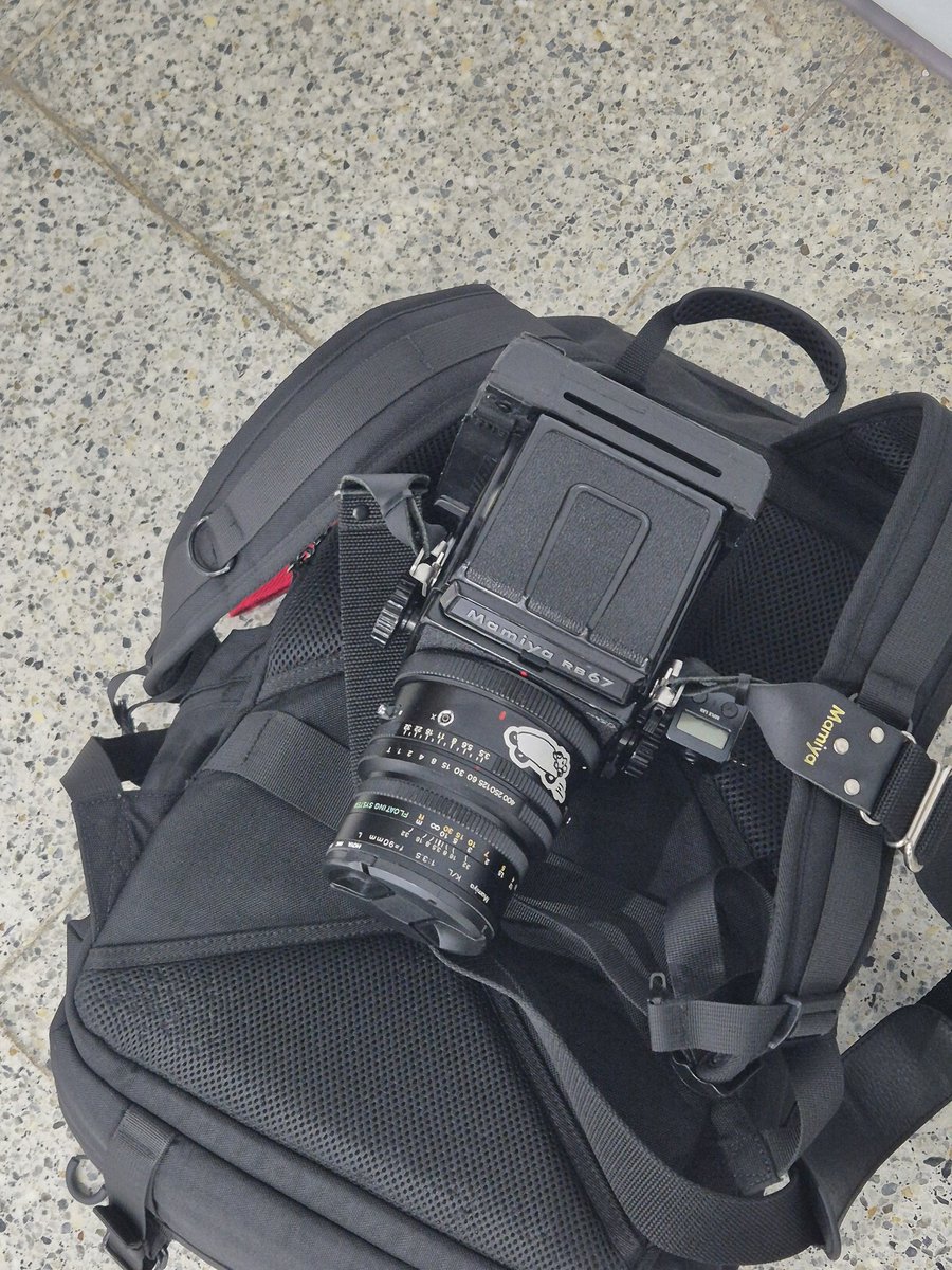 호요랜드 퇴근!
즉석 필름으로 찍어서 다 선물로 드리고 빛의 속도로 도망치기만 했네요 ㅋㅋ
끝나고 나니 트윗 아이디라도 여쭤볼걸 그랬나 싶기도 하고..

그래서 결과적으로 저한테 남은 사진은 단 한장도 없음(?)