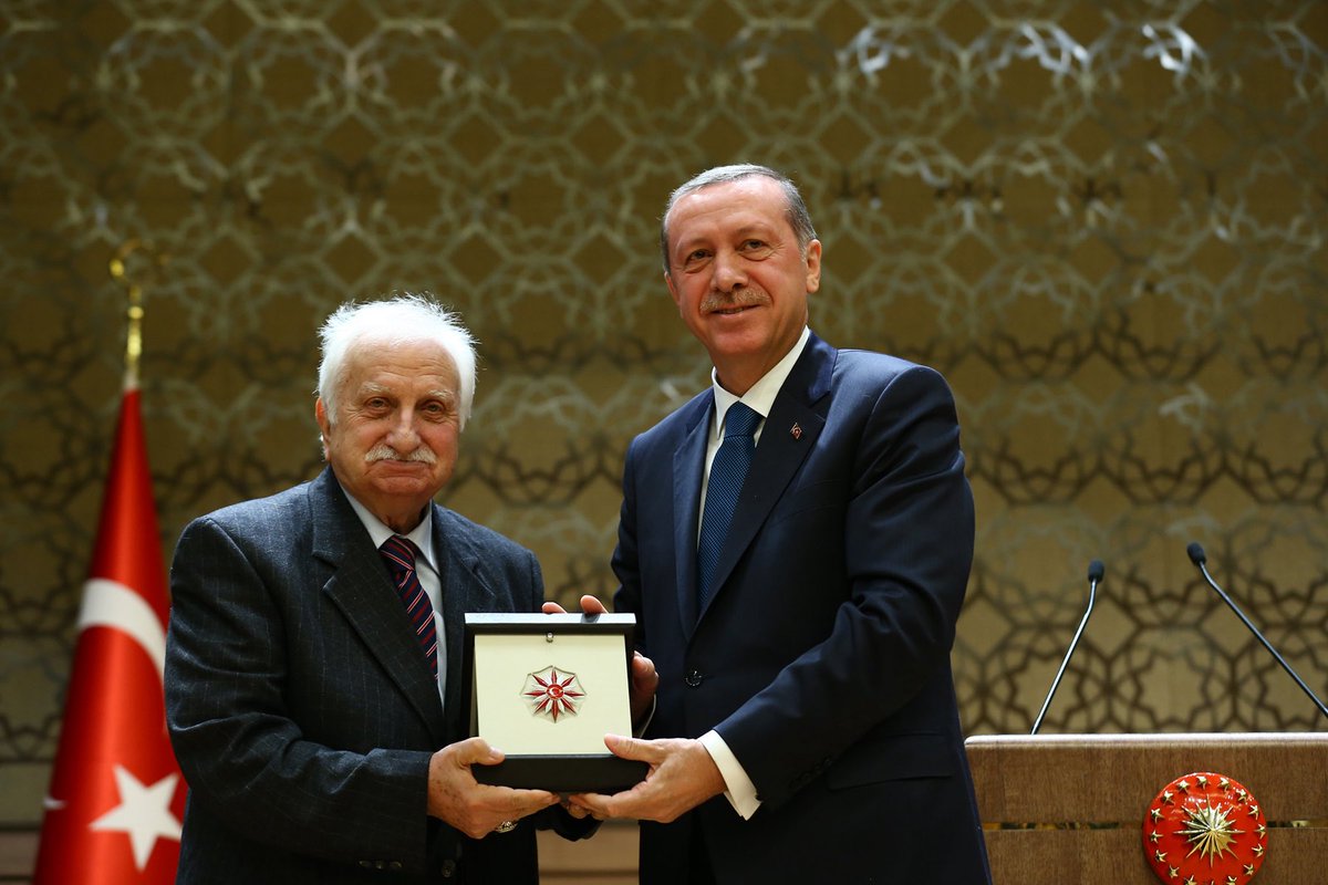 Neyzen, ebru sanatçısı, cilt ve tesbih ustası Niyazi Sayın hocamız ahirete göç etti.

Dünyayı iyileştiren üstadlardan biriydi. 

Allah rahmet eylesin. Mekanı cennet olsun.