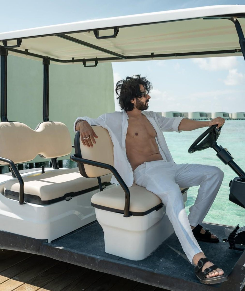 HR: The dress code is casual.
Me: Bet

#KaranVeerMehra #KaranVeerMehra𓃵 #KVMNation #KehnaGalatGalat