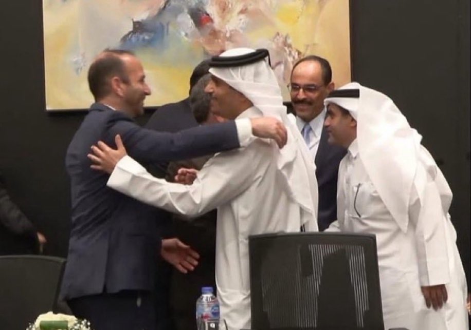 بينما الناس في غزة يتنفسون أول لحظات الهدوء
 بعد إعلان ترامب عن اتفاق وقف إطلاق النار، 
جاءت صواريـخ الاحتلال اليوم فجـر الخميس 
علـى غــزة لتؤكـــد أن الغـدر هو عقيدتهـم.

لنحذر .. فالثقة بالعدو أول خطوات الهزيمة !!

#وقف_اطلاق_النار