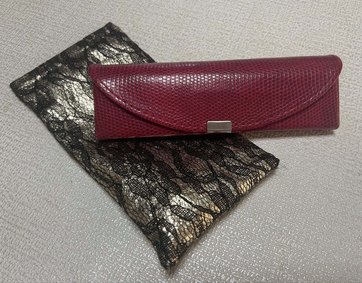 少し前にwebで見つけた眼鏡ケース👓
メガネ屋さんで貰うケースをそのまま使っていたから。
本革＆名入れのオーダーメイドで作ってみた♡
老眼鏡もあるから2つ👓🕶
見落としがちな持ち物だったから、嬉しい♪
古いものはお疲れさま🗑
 #シンプルライフ  #捨て活