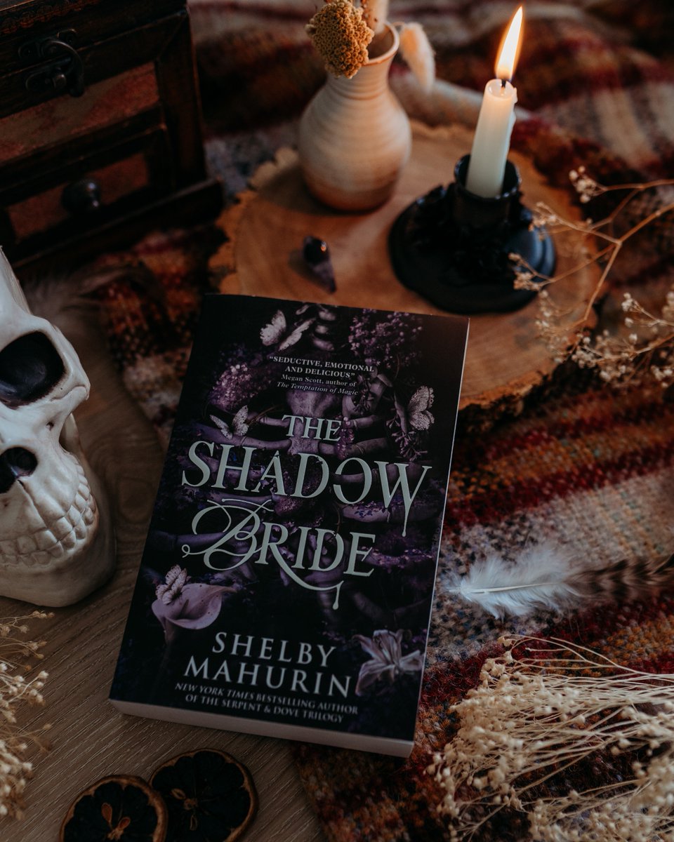 I hear we're obsessing over Vampires again ⚰️🖤

I raise you Célie Tremblay and Michal Vasiliev, lovers doomed by Death💔

The Shadow Bride by Shelby Mahurin has finally been unveiled in paperback 📖