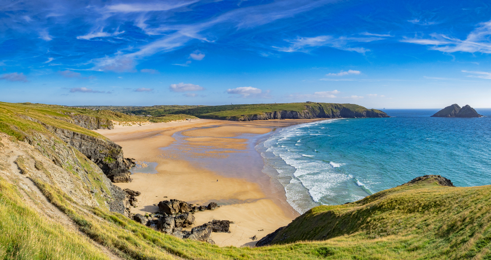 Holywell Bay is one of the most recognisable beaches in the whole of Cornwall. The distinctive twin islands just offshore and the rolling dunes have appeared in both film and television, this beach is also bursting with history and legend! ow.ly/yJuU50TWqqL