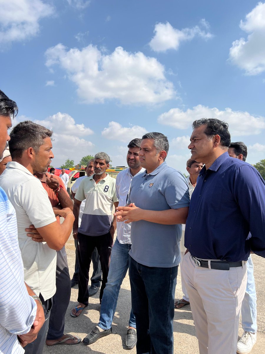 kataria_nishit's tweet image. आज पटौदी जटौली अनाज मंडी में हरियाणा प्रदेश कांग्रेस कमेटी के अध्यक्ष राव नरेंद्र सिंह जी के साथ जाकर किसानों की समस्याओं का जायज़ा लिया।

किसानों ने बताया कि सरकारी खरीद शुरू न होने के कारण बाजरा औने-पौने दामों पर बिक रहा है।

एमएसपी (MSP) 2775 रुपये तय है, लेकिन प्राइवेट आढ़ती…